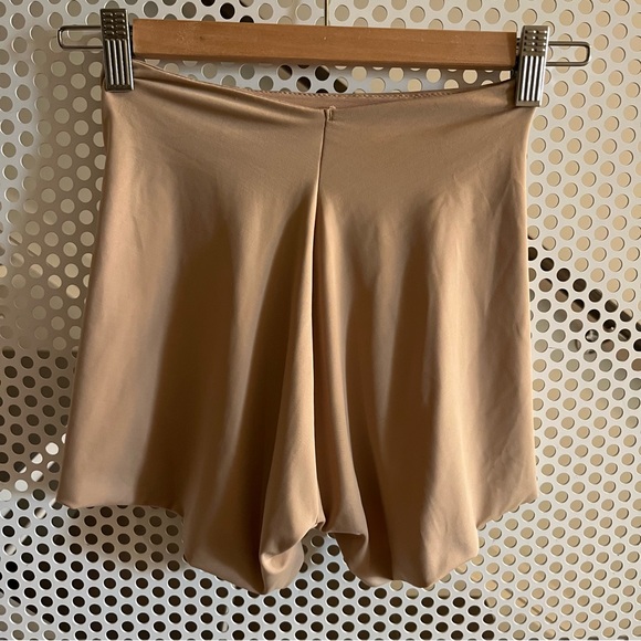 Assets by Spanx High Waisted Super Slimming Shorts Large Sand Inseam 3” NWOT - Picture 6 of 7